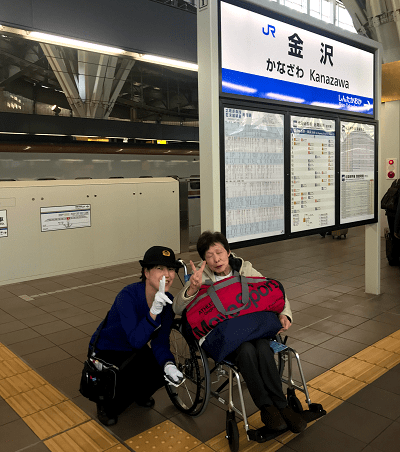 金沢駅で介助サービスの駅員さんと記念撮影