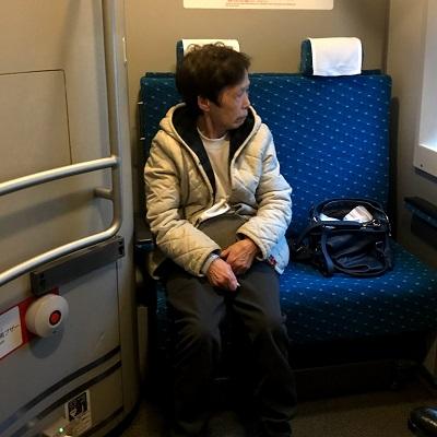 新幹線の多目的室　母が座っている画像