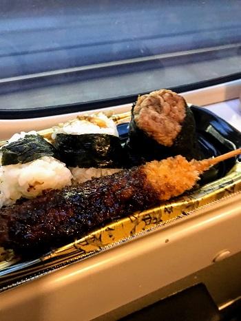 新幹線で景色を見ながら食べた名古屋名物「味噌カツ」