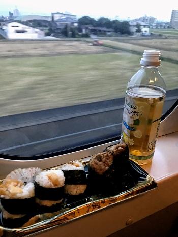 新幹線で景色を見ながら食べた名古屋名物「天むす」