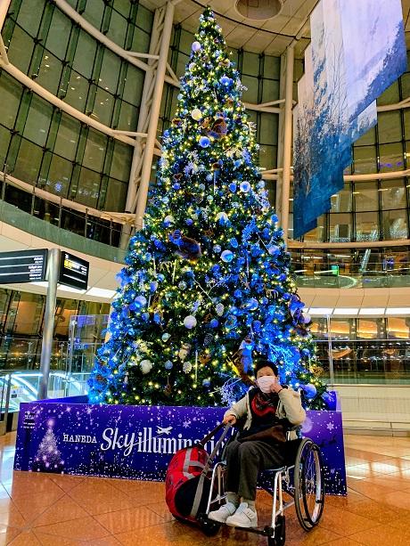 車いすの母　羽田空港のクリスマスツリーの前で