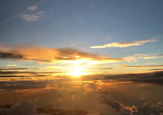 飛行機の窓から見えた夕日