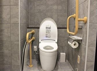 【箱根小涌園 天悠】ユニバーサルデザインルームのトイレ