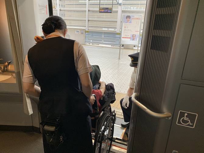 新幹線　乗務員による車いすの介助サポート