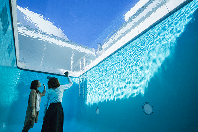 金沢21世紀美術館レアンドロ・エルリッヒ「スイミング・プール」の画像