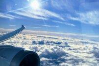 飛行機の座席の窓から見えた青空