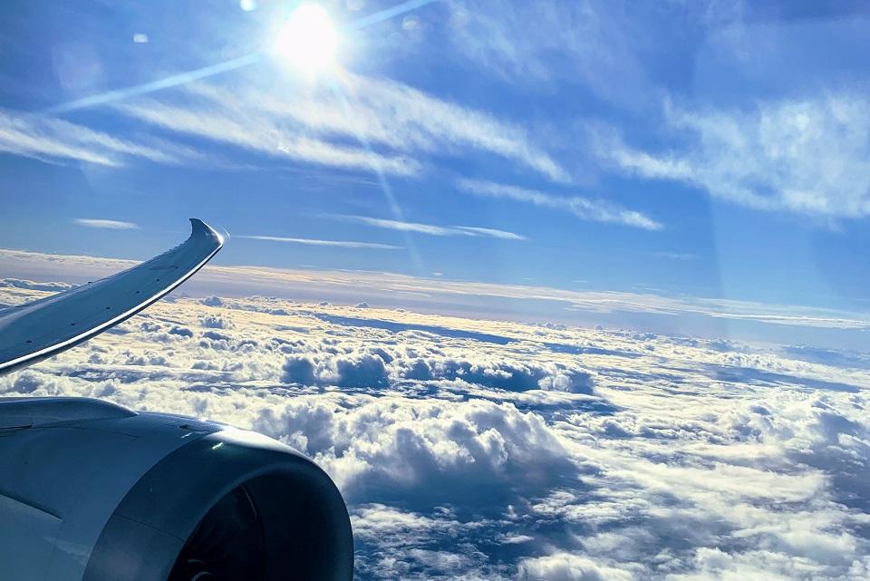 飛行機の座席の窓から見えた青空