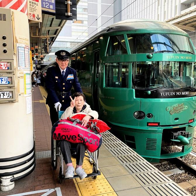 博多駅　特急「ゆふいんの森」号の到着　介助サービスの駅員さんと車椅子の母