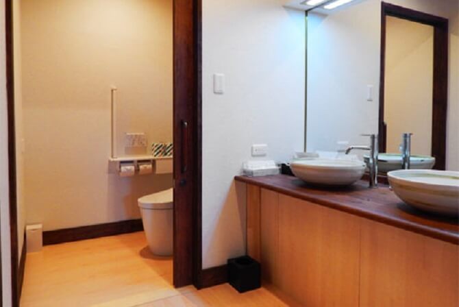 【鬼怒川パークホテルズ】バリアフリールームAタイプ（45平米・４名可）トイレと洗面所