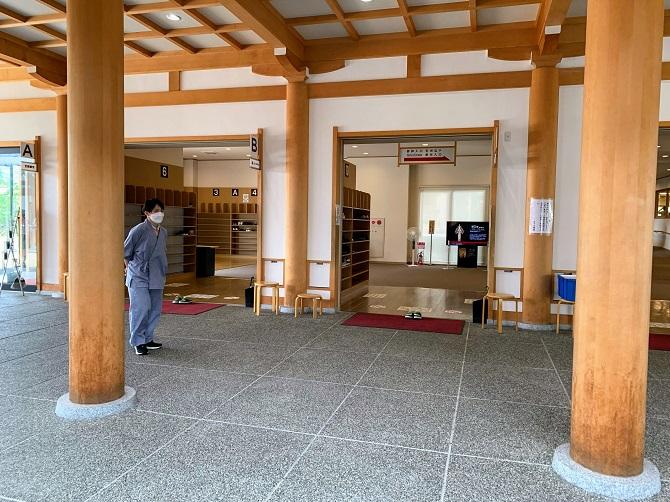 京都・三十三間堂の堂内入り口
