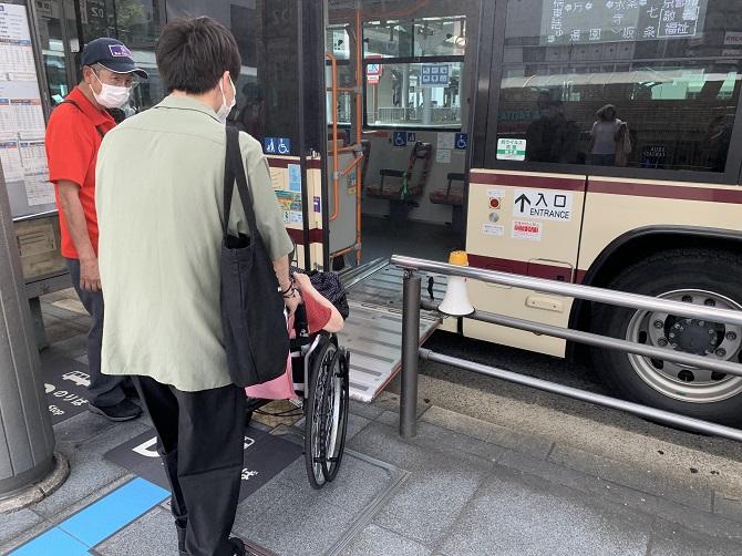 京都・三十三間堂行きのバスにスロープで乗り込むところ