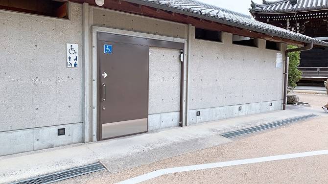 【清水寺】障害者・車椅子のための降車場にある多目的トイレ