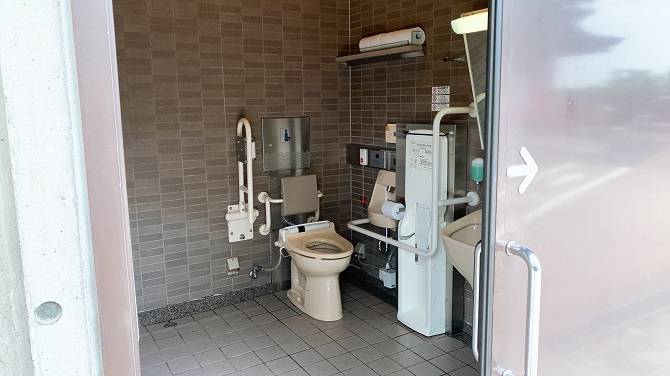 【清水寺】障害者・車椅子のための降車場にある多目的トイレ（中の様子）