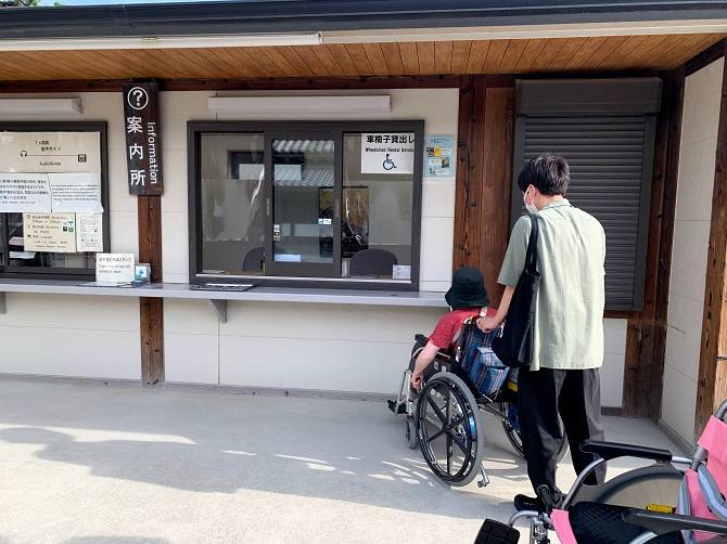 車椅子で京都「二条城」案内所で電動アシスト車椅子をレンタル