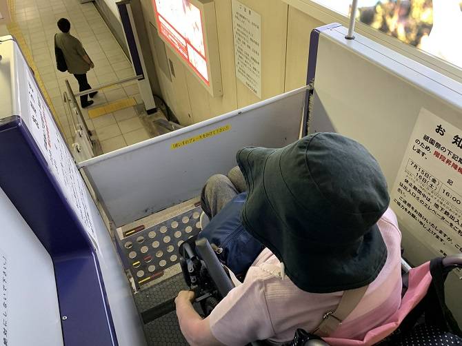 京都市営地下鉄烏丸線「四条駅」の階段昇降機　車椅子で利用