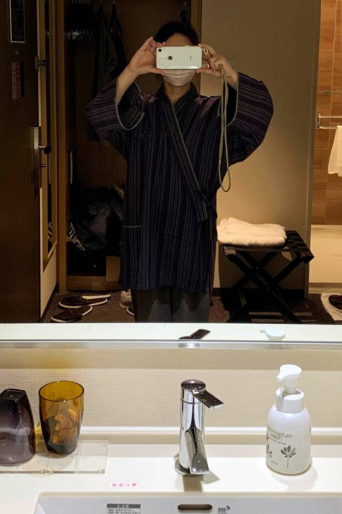 【ホテルインターゲート京都 四条新町】洗面所の鏡でルームウェアの作務衣姿を撮影