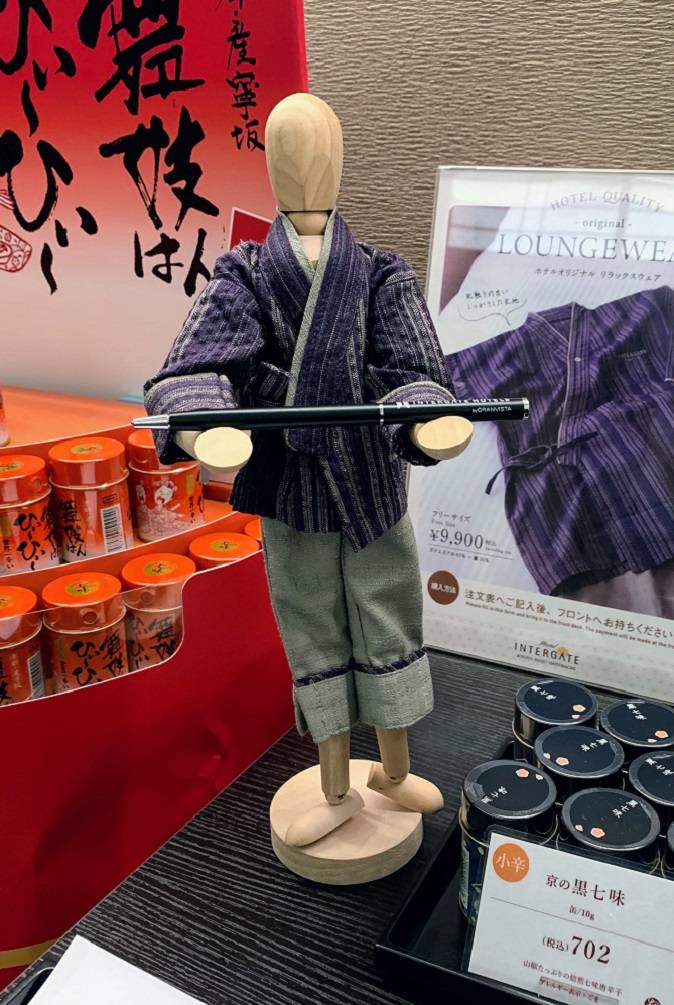 【ホテルインターゲート京都 四条新町】フロント前で販売されていたルームウェアの作務衣（小さいマネキンがミニチュアの作務衣を着ている