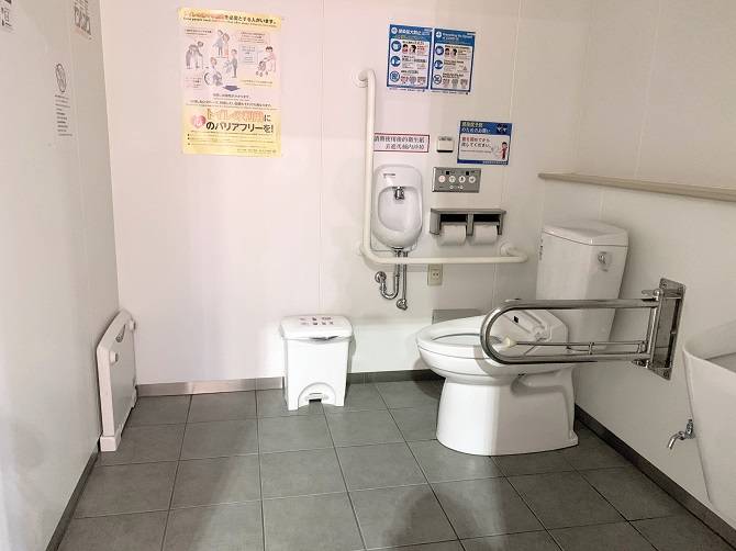 トロッコ嵯峨駅の多目的トイレの中の樣子