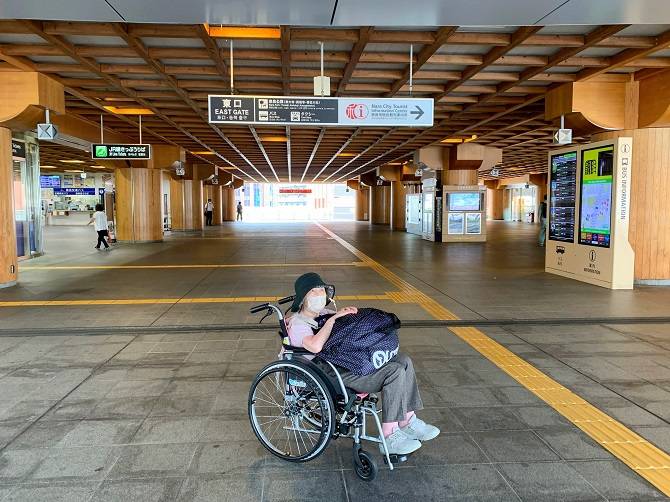 「奈良駅コンコース」車いすの母と到着