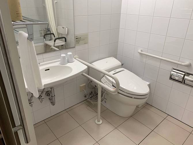 【スーパーホテルLohas JR奈良駅】バリアフリールーム　バスルームのトイレの樣子