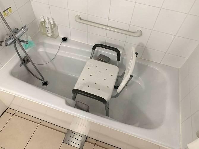 【スーパーホテルLohas JR奈良駅】バリアフリールーム　バスルームのお風呂の樣子　シャワーチェアがバスタブに入る