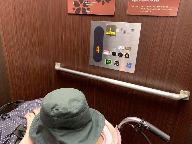 【スーパーホテルLohas JR奈良駅】フロントへ向かうエレベーター