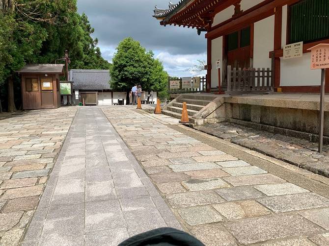 東大寺中門に沿って進むところ　この先に大仏殿のバリアフリールート、スロープがある