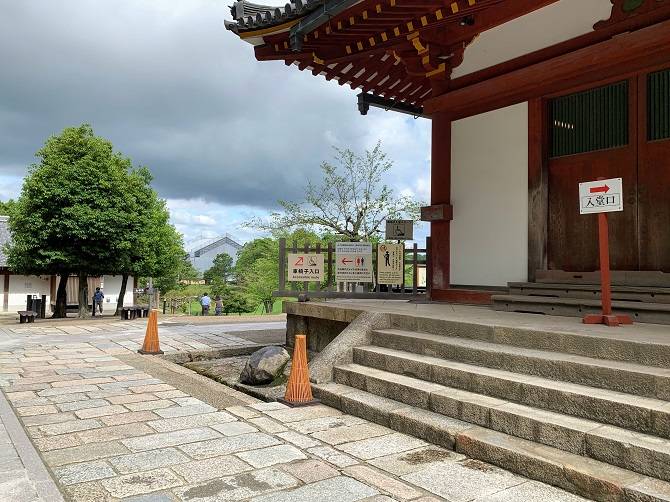 東大寺中門に沿って進むところ　この角を曲がると大仏殿のバリアフリールート、スロープがある