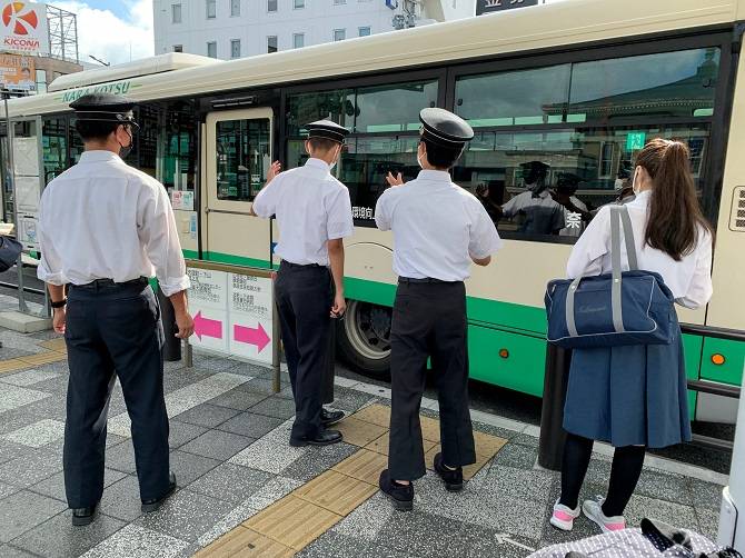 ＪＲ奈良駅前のバスロータリー　バスと乗務員の樣子