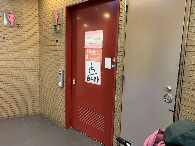 小田急新宿駅構内の多機能トイレの入り口