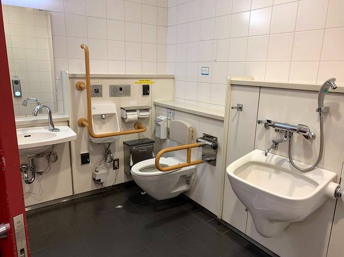 小田急新宿駅構内の多機能トイレの中の様子