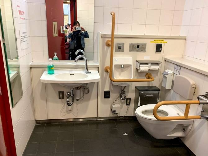 小田急新宿駅構内の多機能トイレの中の様子