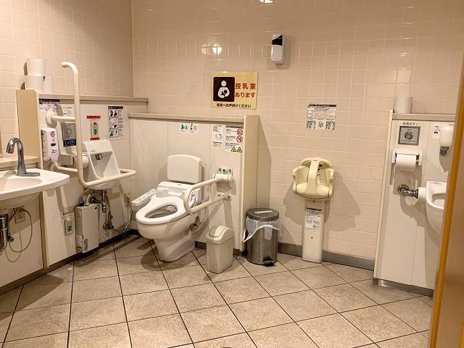箱根湯本駅の多機能トイレ（女子トイレ）の中の様子