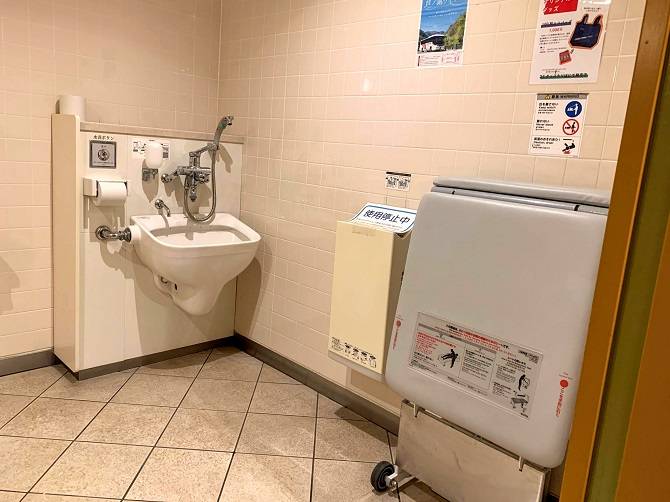 箱根湯本駅の多機能トイレ（女子トイレ）の中の様子