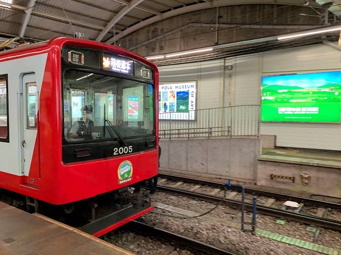 箱根湯本駅ホームに入ってくる箱根登山電車