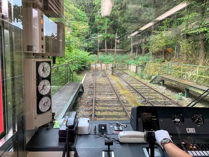 箱根登山電車　運転席越しに見える景色　前面展望　スイッチバックの切り替え地点