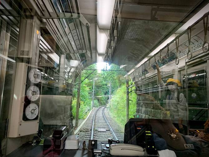 箱根登山電車　運転席越しに見える景色　前面展望　トンネルを抜けるところ