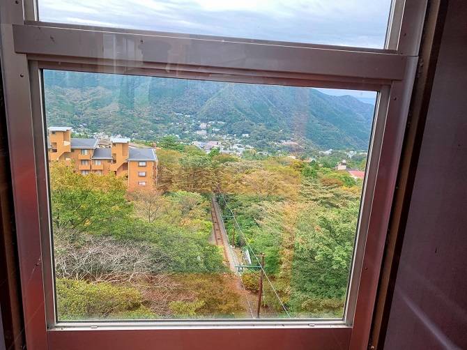箱根登山鉄道　早雲山駅エレベーターの窓から見える景色