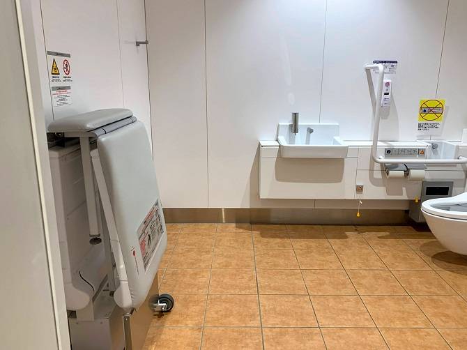 箱根登山鉄道　早雲山駅の多機能トイレの中の様子