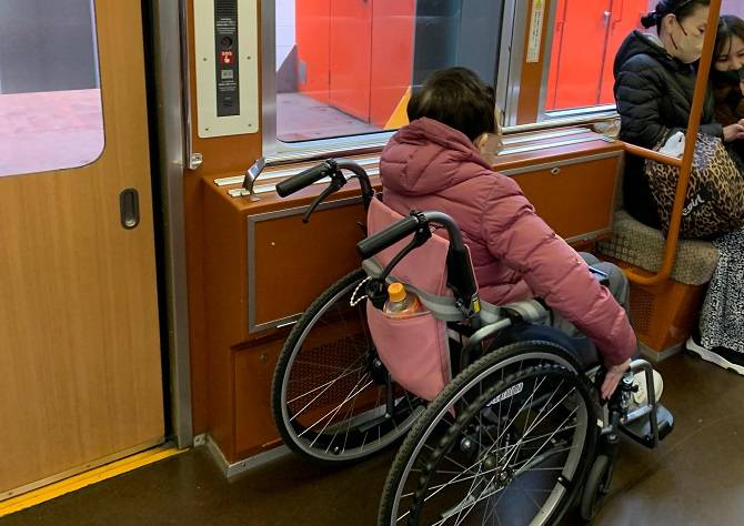 箱根登山電車　乗降ドアの横にある車椅子スペース