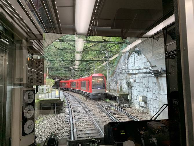 箱根登山電車　運転席越しに見える景色　前面展望　すれ違いの対向車がアレグラ号