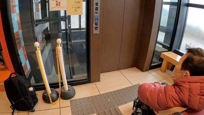 大涌谷駅の施設内にある地階へおりるエレベーター