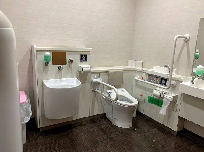 大涌谷「くろたまご館」にある多機能トイレの中の様子