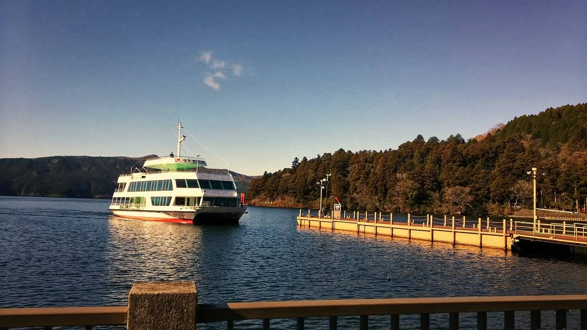 車いすで箱根旅】『遊覧船』と芦ノ湖畔のバリアフリー [Wheelchair trip to Hakone] Accessible Pleasure  Boat Lake Ashinoko - 旅ちゃれんじ！車いすや高齢者でも利用できるバリアフリーなホテル・温泉・観光地【Accessible  Trip】