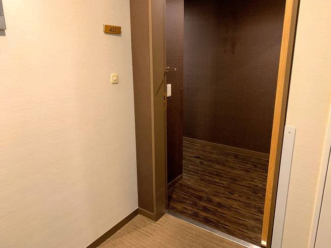 『湯本富士屋ホテル』バリアフリールーム451号室の入り口の様子