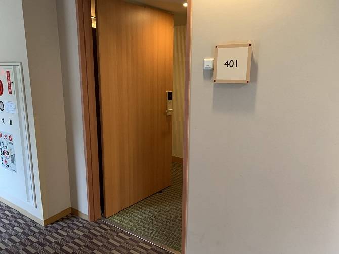 『湯本富士屋ホテル』温泉付きスーペリアツイン 401号室の入口の様子