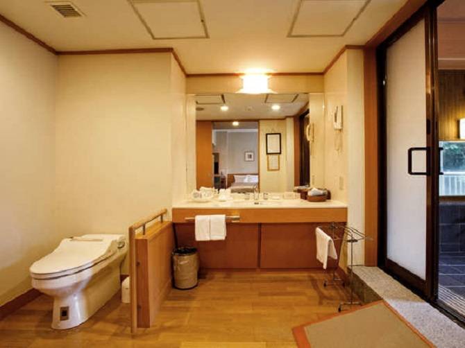 『湯本富士屋ホテル』温泉付きスーペリアツイン 401号室のトイレと洗面の様子