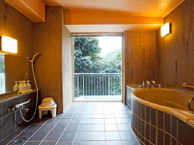 『湯本富士屋ホテル』温泉付きスーペリアツイン 401号室の浴室の様子　客室温泉風呂