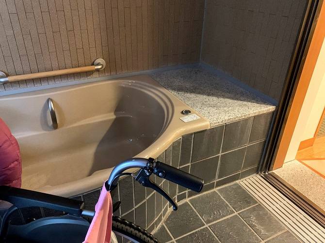 温泉付きスーペリアツイン 401号室の浴室の様子　車いすで移動できる広めの浴室　ゆったりしたバスタブ
