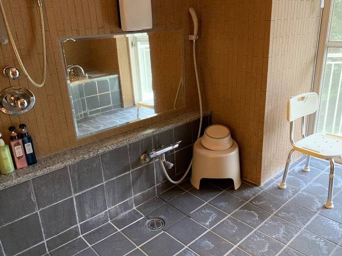 温泉付きスーペリアツイン 401号室　背もたれ付きシャワーチェアがあり、洗い場も広め